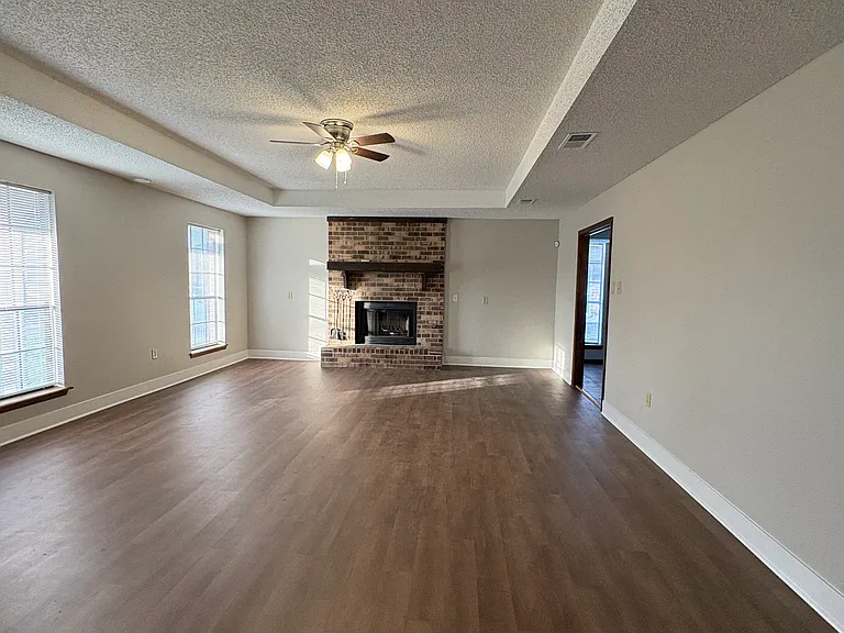 2730 S Meadowood Ave — Photo 9