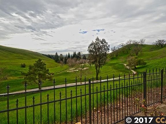 3rd image of 572 Buttonwood Dr