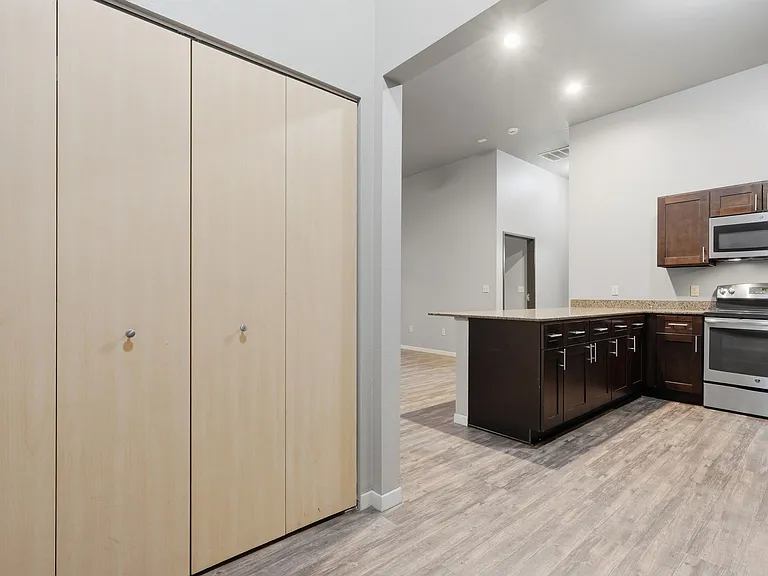 Riverview West — Photo 19