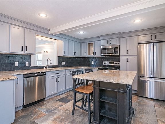 5th image of 27 E Circle Dr