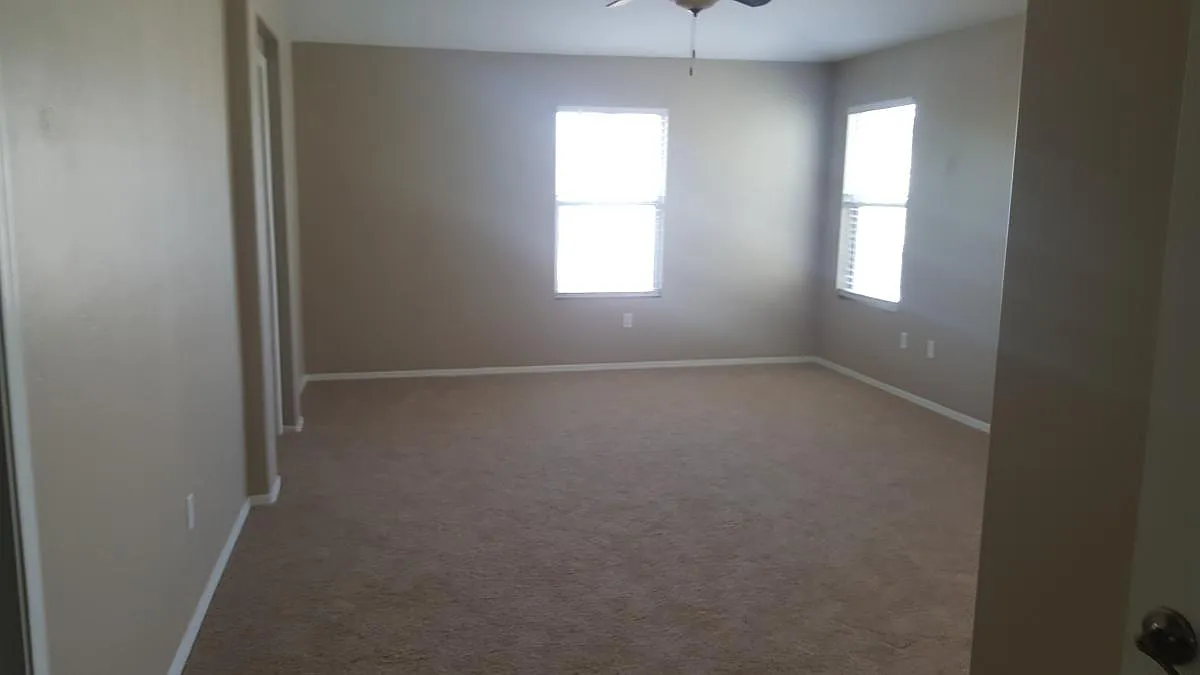 4 bed, 2042 sqft, $2,250 — Photo 2