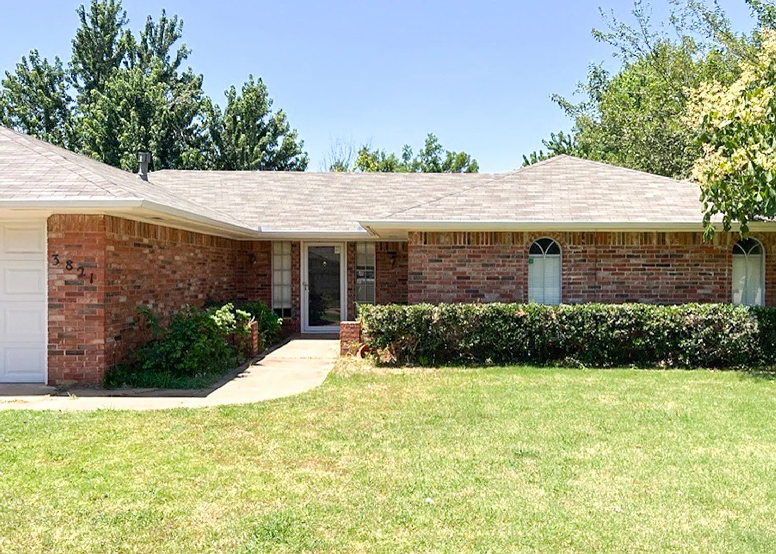 Charming 3-Bedroom Home Near Eastern & Memorial! — Photo 2