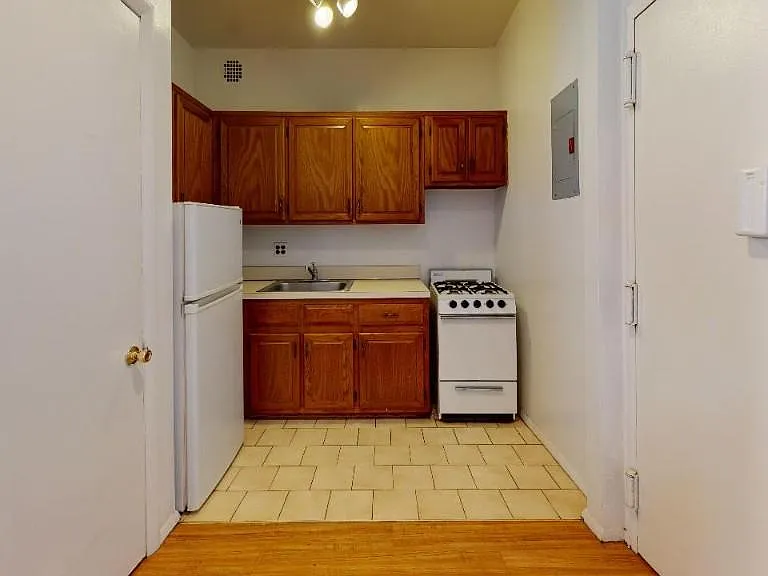 170 W 25th St #2B — Photo 8