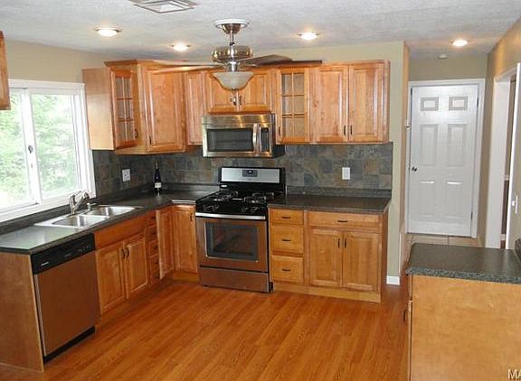 3rd image of 8 Milbrook Ln