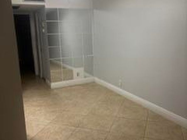 600 Village Green Ct APT 220