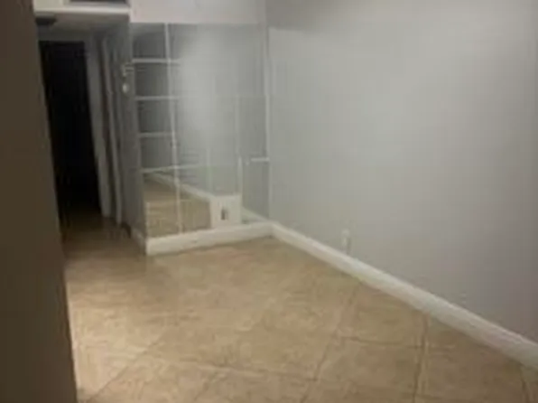 600 Village Green Ct APT 220, Palm Springs, FL 33461