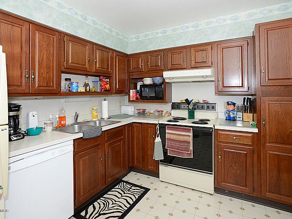4th image of 134 Lillie Ave