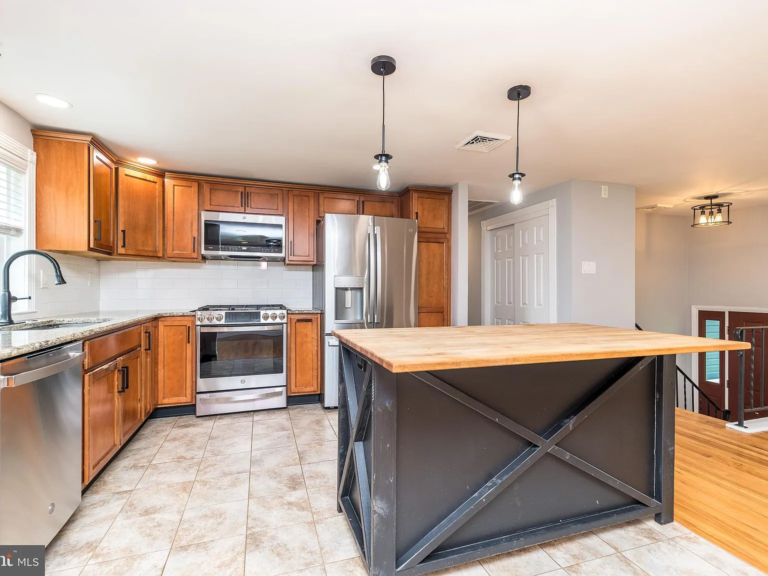 5 bed, 3.0 bath, 2470 sqft, $3,600 — Photo 4