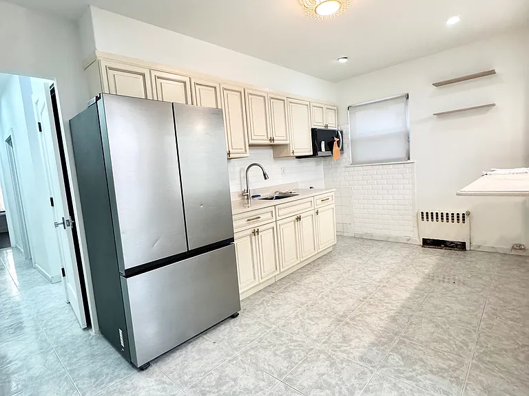 2558 E 2nd St #2F — Photo 3