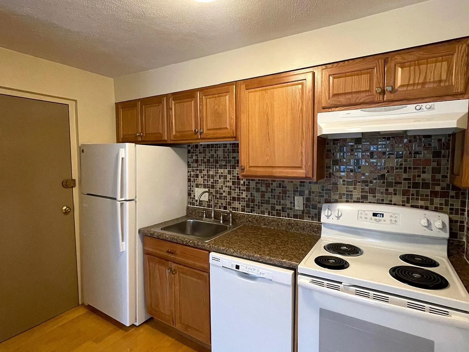 2 bed, 902 sqft, $2,700 — Photo 2