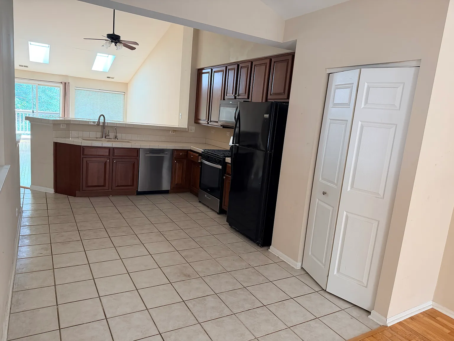 2 bed, 1414 sqft, $2,350 — Photo 3