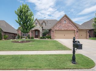 9507 E 92nd St, Owasso, OK 74055