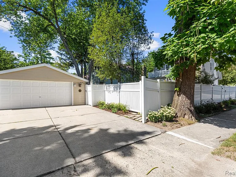 192 E Lincoln St — Photo 43