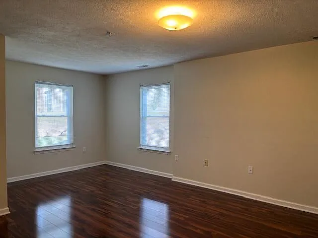 1522 Oakfield Dr — Photo 5