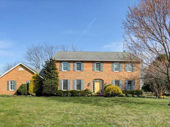 8 Summit Dr, Shippensburg, PA 17257