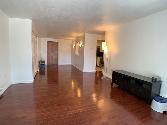 3rd image of 27 Greentree Ln #46