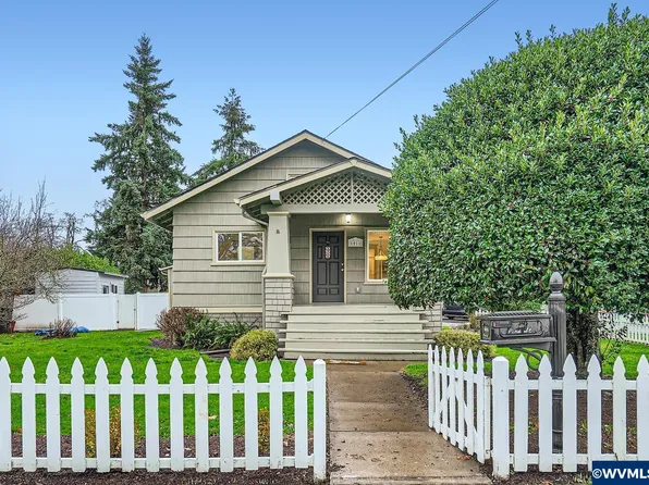 1011 Pine St, Silverton, OR 97381