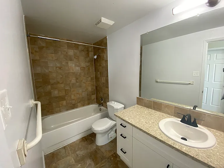 430 Adelaide St N — Photo 23