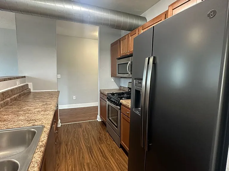 1021 East Carson Street — Photo 22
