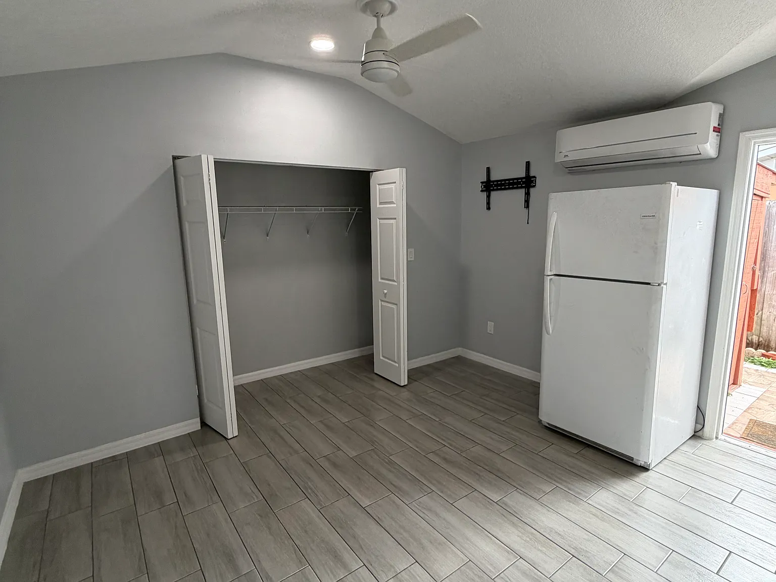 3055 Atlantis Dr — Photo 2