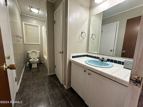 4th image of 204 Railroad St