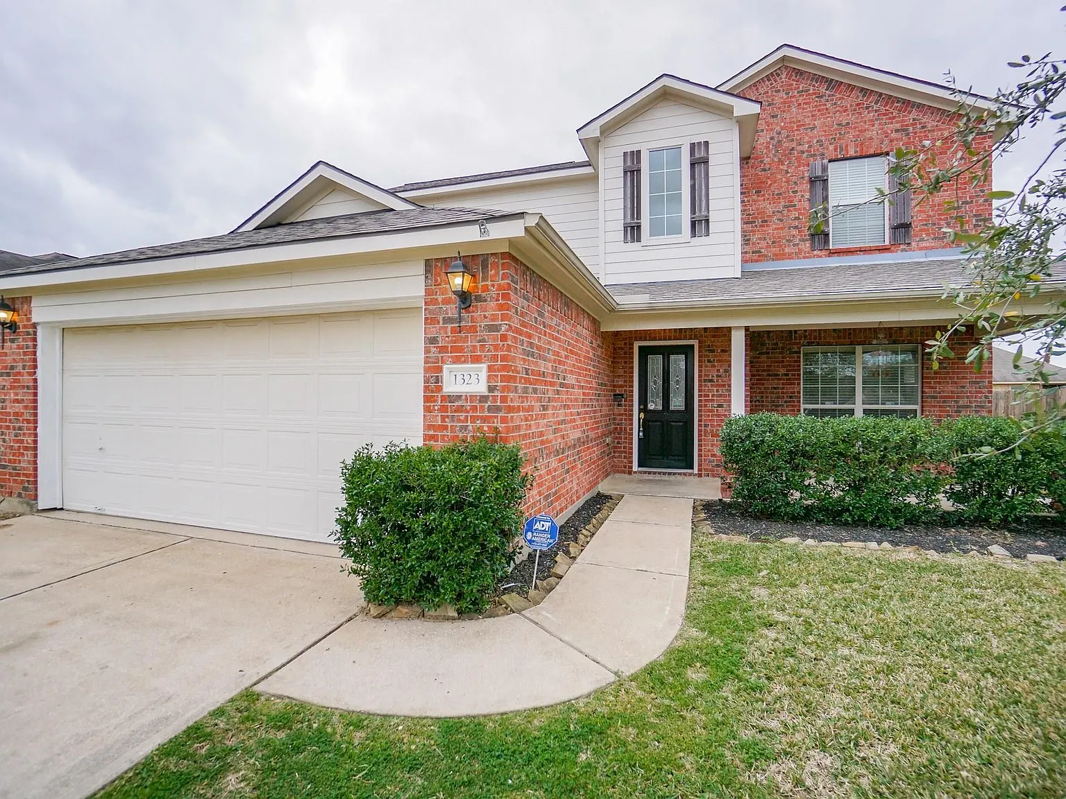 4 bed, 2.5 bath, 2548 sqft, $2,390 — Photo 3