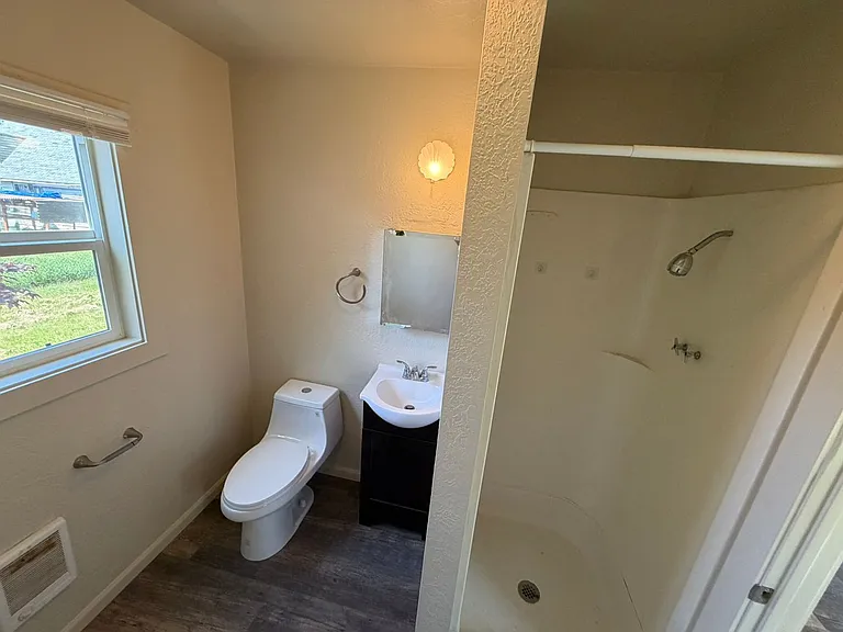560 1/2 W Ash St — Photo 12