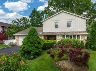 96 Nottingham Rd, New Hyde Park, NY 11040