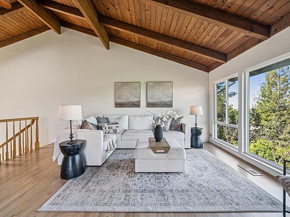 2nd image of 471 Ridgeview Dr