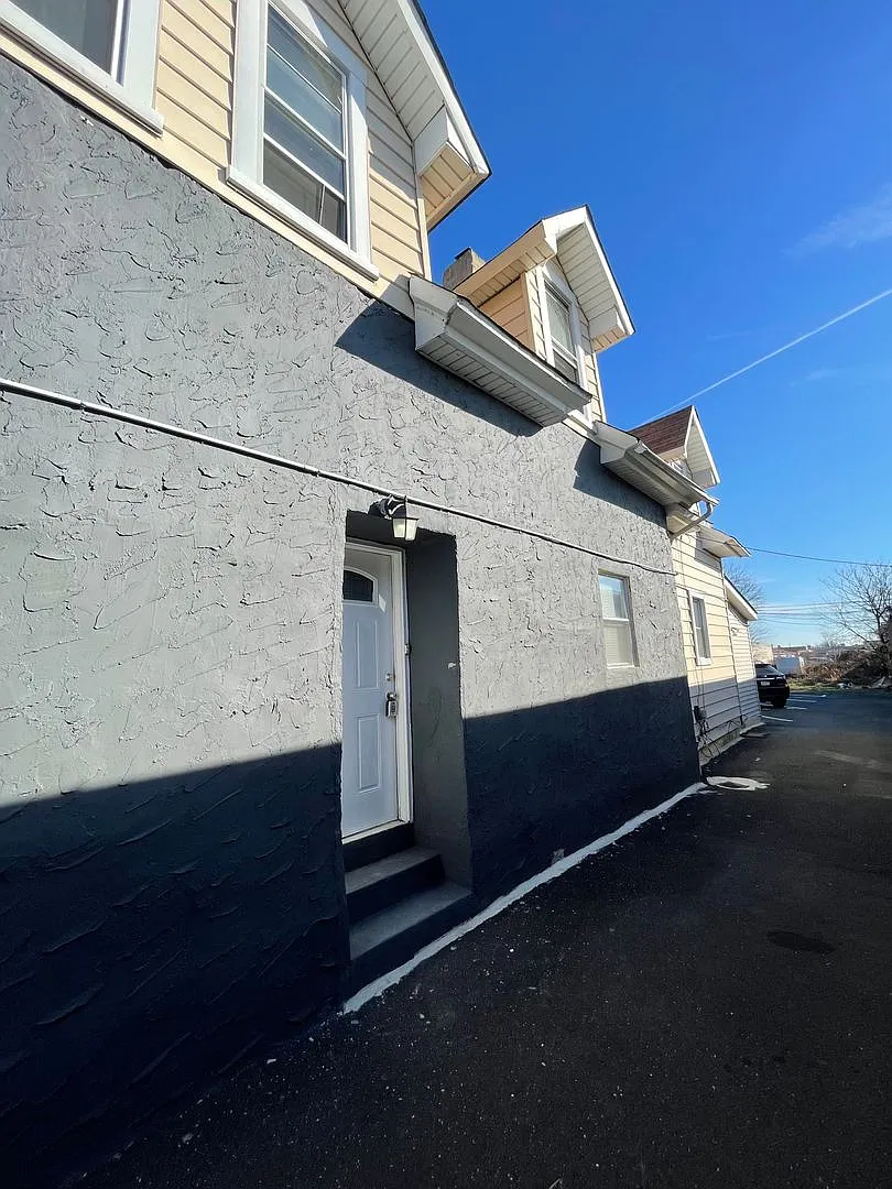 Updated 1 Bed 1 Bath 2nd Floor Apartment — Photo 3