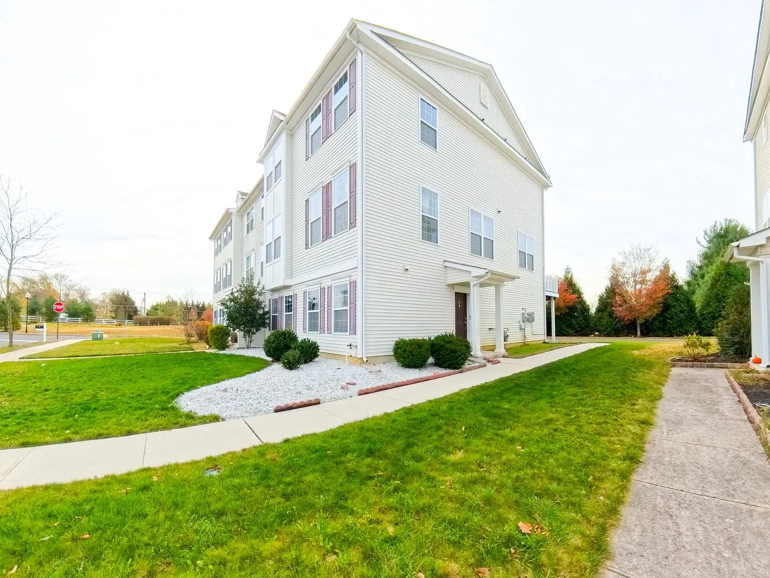 4 bed, 3.5 bath, 2552 sqft, $3,600 — Photo 2