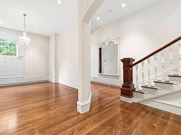 3rd image of 122 Marlborough St