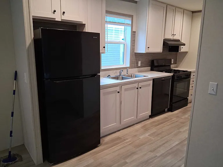 1713 Pella Ave — Photo 3