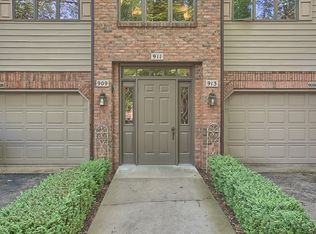 909B Cheshire Dr, Champaign, IL