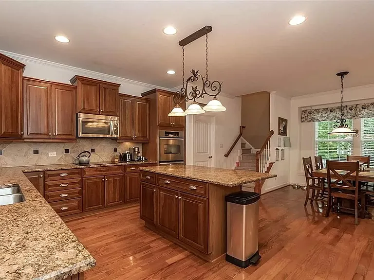 10400 Swerling Way — Photo 11