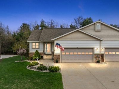 894 N Sandalwood Cir, Norton Shores, MI, 49441