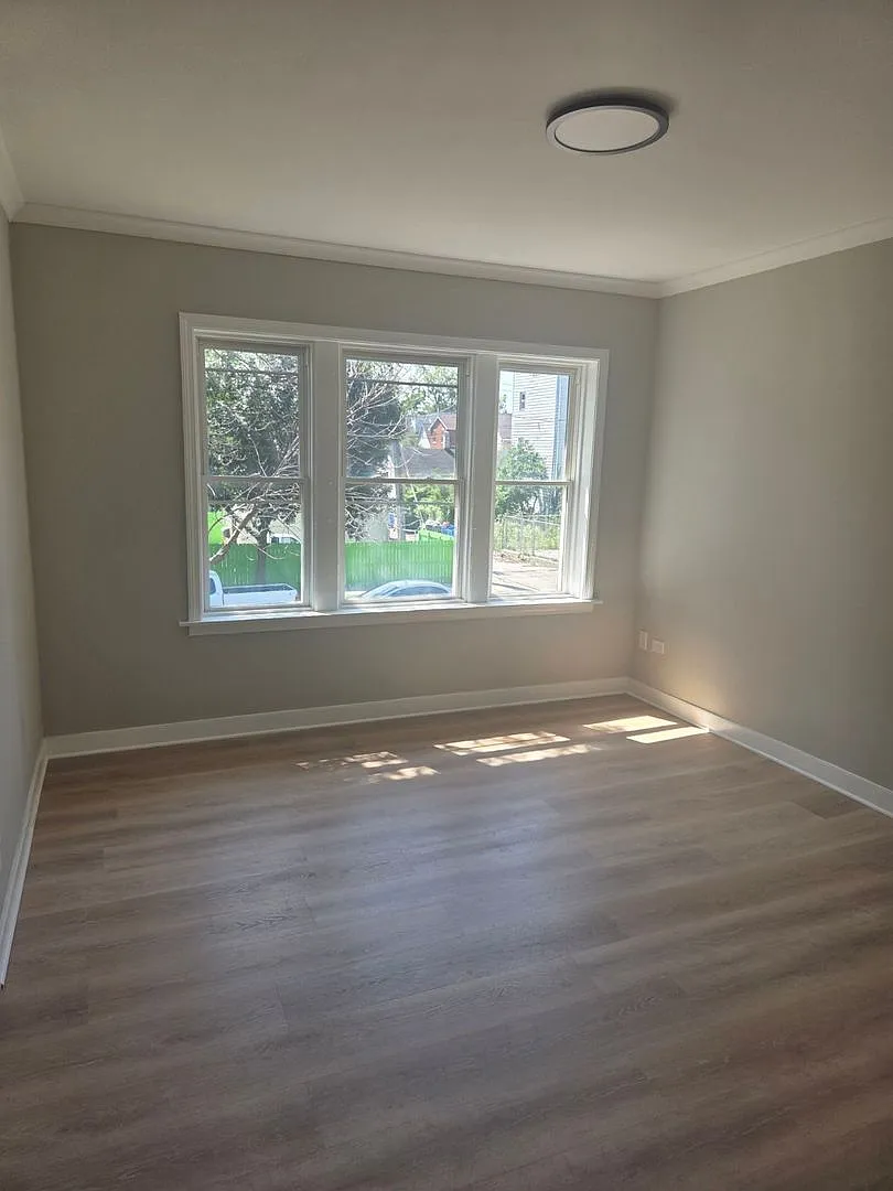 Spacious 5-Bedroom, 3-Bath Duplex-Up — Photo 2