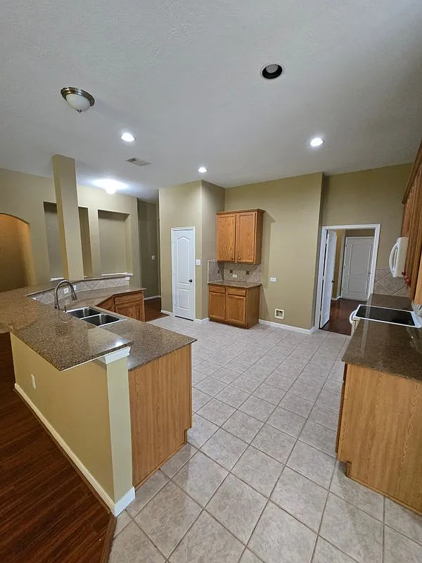 3 bed, 2.0 bath, 2449 sqft, $2,200 — Photo 3
