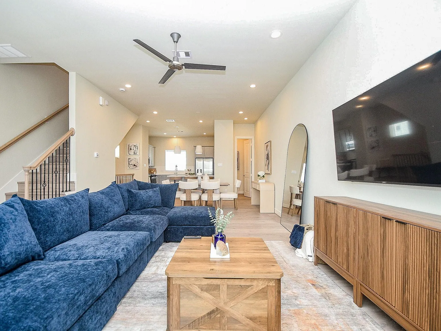 3 bed, 3.5 bath, 1914 sqft, $3,250 — Photo 3