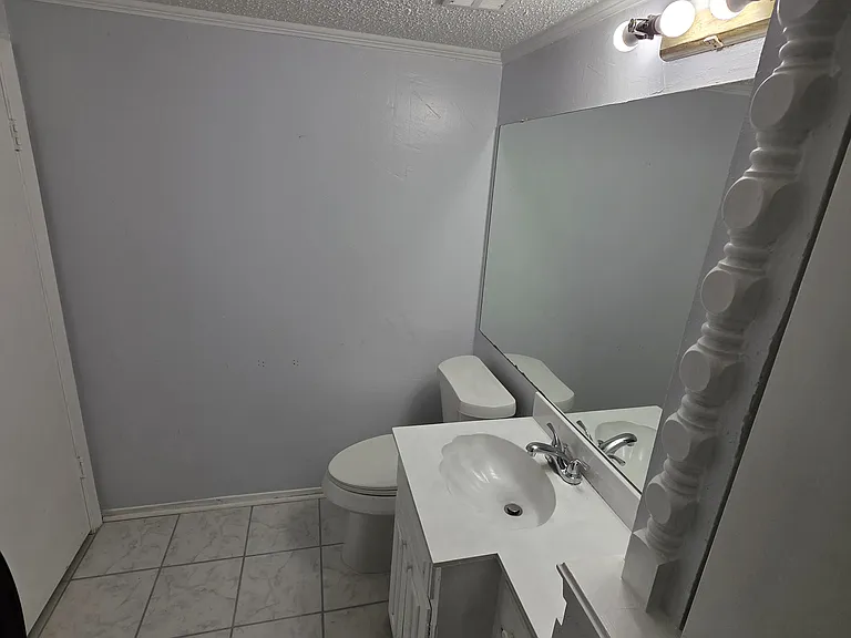 406 Hollyhill Ln — Photo 12