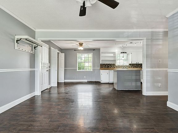 3rd image of 1822 Greendale Dr NE
