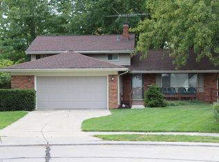 3475 Tree Ln, North Olmsted, OH 44070