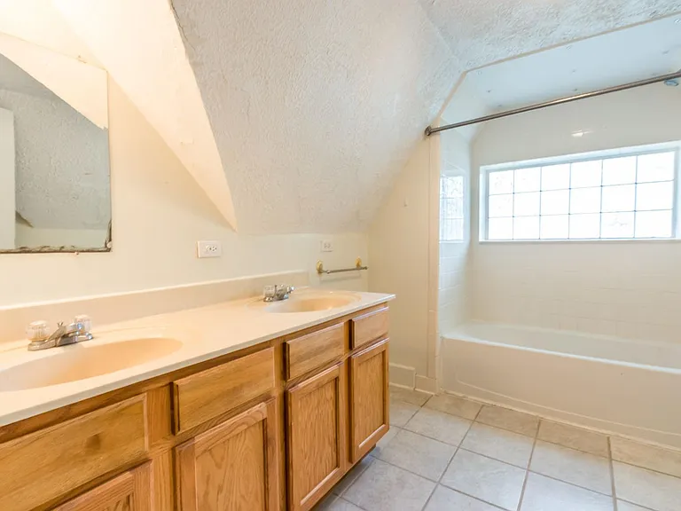 628 University - 7-bed/3-bath - Brand new flooring! — Photo 3