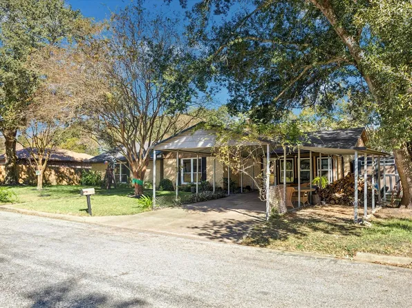 143 Machemehl Dr, Bellville, TX 77418