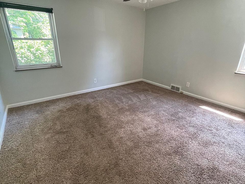 Large main bedroom with ceiling fan.