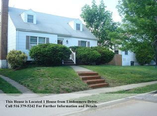 15 Hedge Ln, Merrick, NY 11566