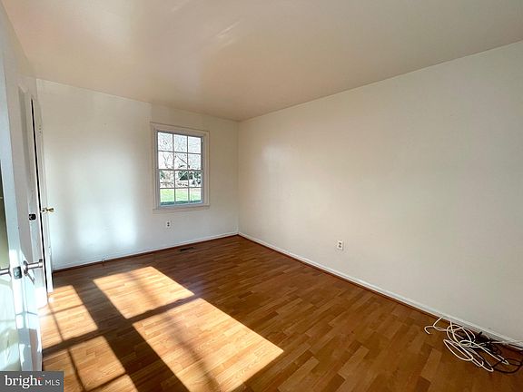 5th image of 305 Cherry Ct