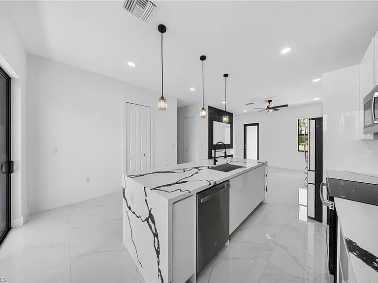1213 Dodwin St E — Photo 12
