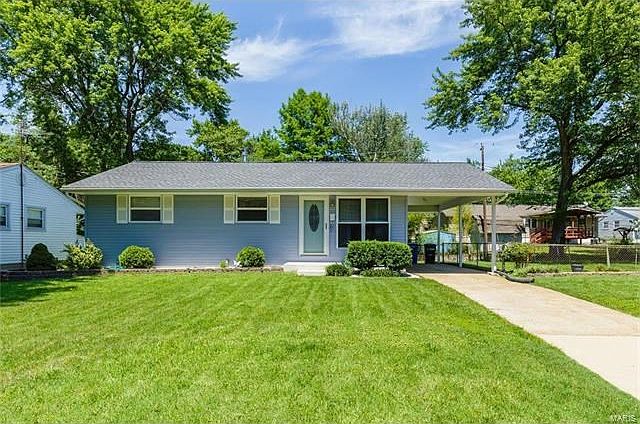 Darling Ranch with newer roof, vinyl siding.