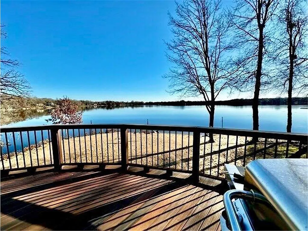 5760 Oakview Ln N — Photo 2